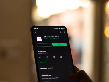Assam, Hindistan - 29 Kasım 2020: Telefon ekranındaki maksimum moda logosu.