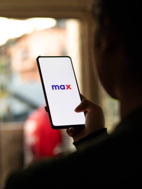 Assam, Hindistan - 29 Kasım 2020: Telefon ekranındaki maksimum moda logosu.