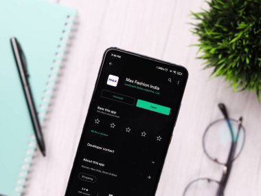 Assam, Hindistan - 29 Kasım 2020: Telefon ekranındaki maksimum moda logosu.