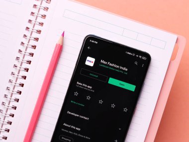 Assam, Hindistan - 29 Kasım 2020: Telefon ekranındaki maksimum moda logosu.