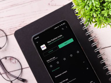 Assam, Hindistan - 29 Kasım 2020: Telefon ekranındaki maksimum moda logosu.