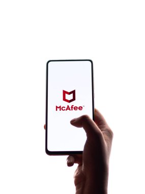 Assam, Hindistan - 15 Kasım 2020: Telefon ekranında McAfee logosu.