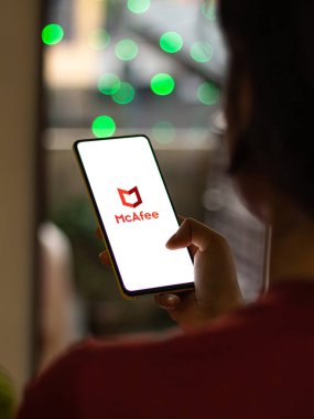 Assam, Hindistan - 15 Kasım 2020: Telefon ekranında McAfee logosu.