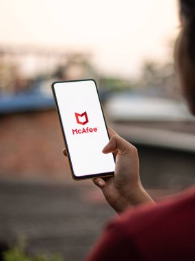 Assam, Hindistan - 15 Kasım 2020: Telefon ekranında McAfee logosu.