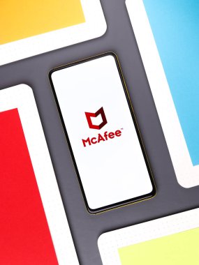 Assam, Hindistan - 15 Kasım 2020: Telefon ekranında McAfee logosu.