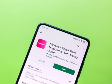 Meesho, telefon ekranında bir uygulama logosu satıyor..