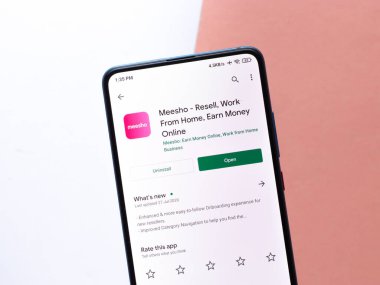 Meesho, telefon ekranında bir uygulama logosu satıyor..