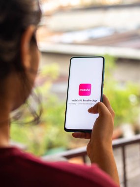 Meesho, telefon ekranında bir uygulama logosu satıyor..