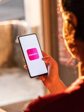Meesho, telefon ekranında bir uygulama logosu satıyor..