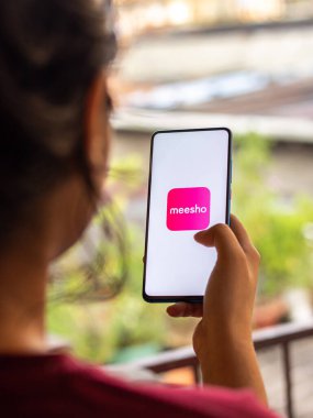 Meesho, telefon ekranında bir uygulama logosu satıyor..