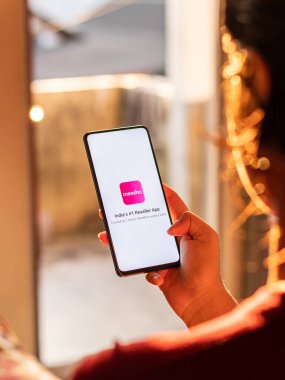 Meesho, telefon ekranında bir uygulama logosu satıyor..