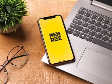 Assam, Hindistan - 30 Mart 2021: Telefon ekranı görüntüsünde Memrise Appp logosu.