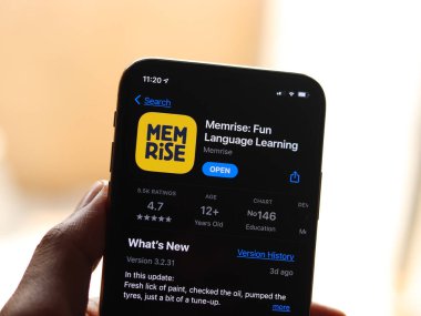 Assam, Hindistan - 30 Mart 2021: Telefon ekranı görüntüsünde Memrise Appp logosu.