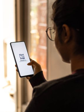 Assam, Hindistan - 19 Şubat 2021: Telefon ekranında Merrill logosu.