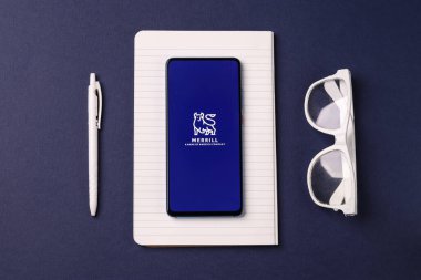 Assam, Hindistan - 19 Şubat 2021: Telefon ekranında Merrill logosu.