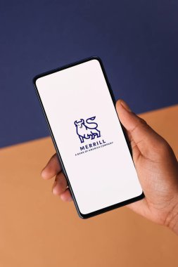 Assam, Hindistan - 19 Şubat 2021: Telefon ekranında Merrill logosu.