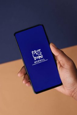 Assam, Hindistan - 19 Şubat 2021: Telefon ekranında Merrill logosu.