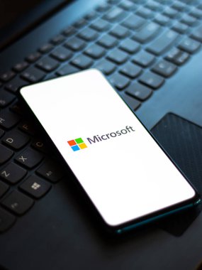 Batı Bangal, Hindistan - 11 Kasım 2021: Telefon ekranı görüntüsünde Microsoft logosu.