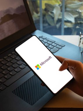 Batı Bangal, Hindistan - 11 Kasım 2021: Telefon ekranı görüntüsünde Microsoft logosu.