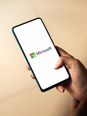 Batı Bangal, Hindistan - 11 Kasım 2021: Telefon ekranı görüntüsünde Microsoft logosu.