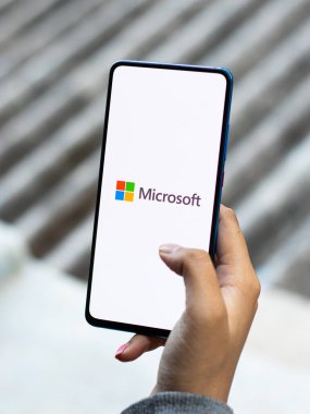 Batı Bangal, Hindistan - 11 Kasım 2021: Telefon ekranı görüntüsünde Microsoft logosu.