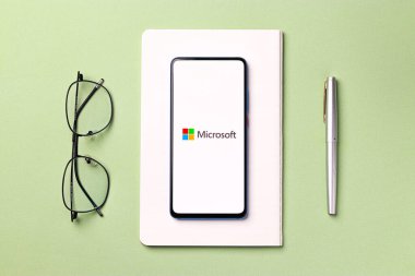 Batı Bangal, Hindistan - 11 Kasım 2021: Telefon ekranı görüntüsünde Microsoft logosu.