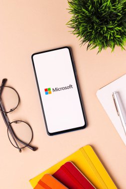 Batı Bangal, Hindistan - 11 Kasım 2021: Telefon ekranı görüntüsünde Microsoft logosu.