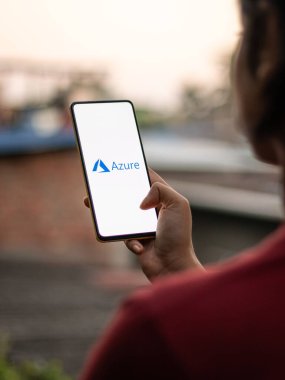 Batı Bangal, Hindistan - 11 Kasım 2021: Telefon ekranında Microsoft Azure logosu.