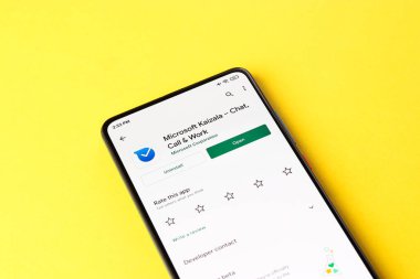 Assam, Hindistan - 10 Nisan 2021: Telefon ekranında Microsoft Kaizala logosu.
