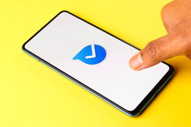 Assam, Hindistan - 10 Nisan 2021: Telefon ekranında Microsoft Kaizala logosu.