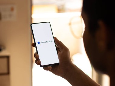 Assam, Hindistan - 10 Nisan 2021: Telefon ekranında Microsoft Kaizala logosu.