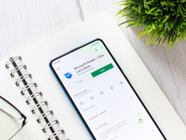 Assam, Hindistan - 10 Nisan 2021: Telefon ekranında Microsoft Kaizala logosu.