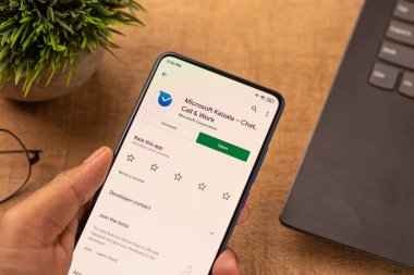 Assam, Hindistan - 10 Nisan 2021: Telefon ekranında Microsoft Kaizala logosu.