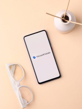 Assam, Hindistan - 10 Nisan 2021: Telefon ekranında Microsoft Kaizala logosu.