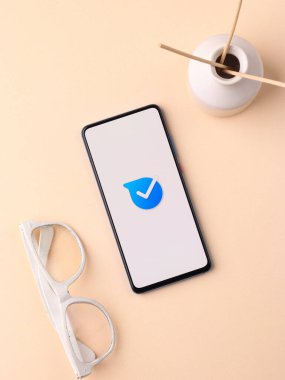 Assam, Hindistan - 10 Nisan 2021: Telefon ekranında Microsoft Kaizala logosu.
