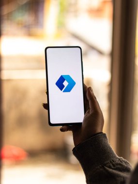 Assam, Hindistan - 31 Ocak 2021: Telefon ekranında Microsoft Launcher logosu.