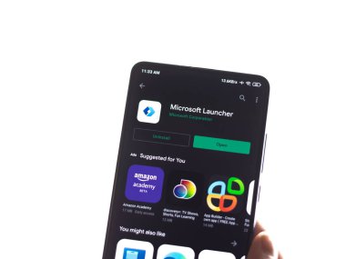 Assam, Hindistan - 31 Ocak 2021: Telefon ekranında Microsoft Launcher logosu.