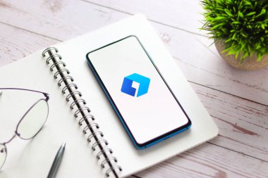 Assam, Hindistan - 31 Ocak 2021: Telefon ekranında Microsoft Launcher logosu.