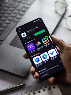 Assam, Hindistan - 31 Ocak 2021: Telefon ekranında Microsoft Launcher logosu.