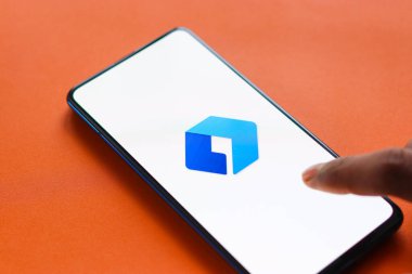 Assam, Hindistan - 31 Ocak 2021: Telefon ekranında Microsoft Launcher logosu.