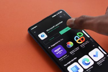 Assam, Hindistan - 31 Ocak 2021: Telefon ekranında Microsoft Launcher logosu.