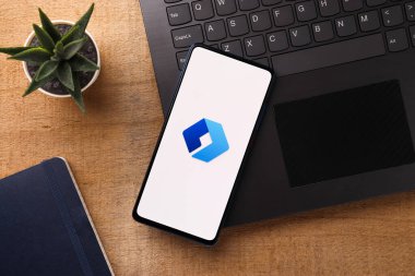 Assam, Hindistan - 31 Ocak 2021: Telefon ekranında Microsoft Launcher logosu.