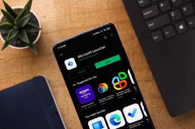 Assam, Hindistan - 31 Ocak 2021: Telefon ekranında Microsoft Launcher logosu.