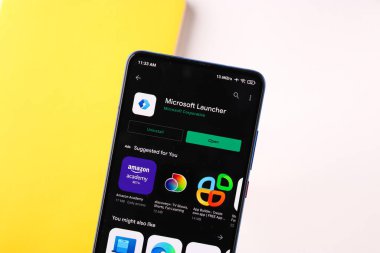 Assam, Hindistan - 31 Ocak 2021: Telefon ekranında Microsoft Launcher logosu.