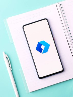 Assam, Hindistan - 31 Ocak 2021: Telefon ekranında Microsoft Launcher logosu.