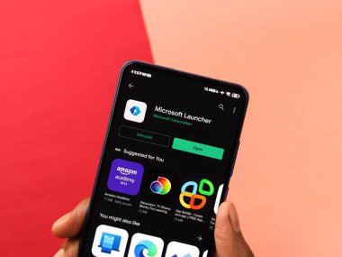 Assam, Hindistan - 31 Ocak 2021: Telefon ekranında Microsoft Launcher logosu.