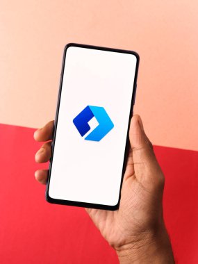 Assam, Hindistan - 31 Ocak 2021: Telefon ekranında Microsoft Launcher logosu.