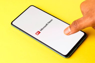 Assam, Hindistan - 10 Nisan 2021: Telefon ekranında Microsoft haber logosu.