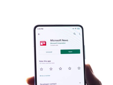 Assam, Hindistan - 10 Nisan 2021: Telefon ekranında Microsoft haber logosu.