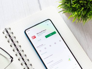 Assam, Hindistan - 10 Nisan 2021: Telefon ekranında Microsoft haber logosu.